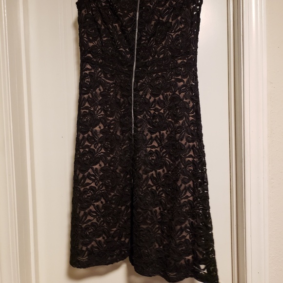 Lace INC dress - Picture 2 of 4